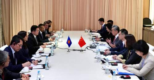 王毅晤东盟秘书长明确警告外部势力插手南海危害，多国参会嘉宾热议菲律宾两面外交的现实困境