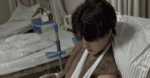 西安景区NPC被游客掰断手腕后发声，维权遇阻：仅获2万赔偿，后续费用无着落