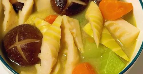 跟着美食攻略煮好喝的香菇竹笋汤，解锁稳压清脂的营养吃法，中老年人快来试试