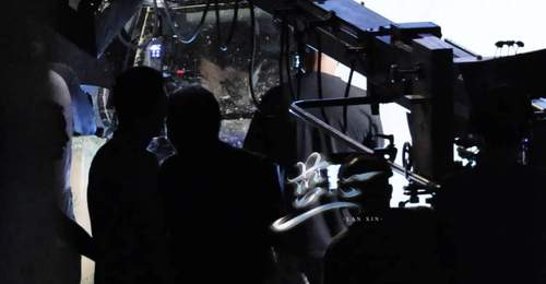 片场冬日浪漫时刻 李现张婧仪专注演绎唯美雪中吻戏引围观