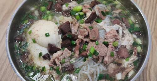 来郴州白露塘解锁地道杀猪粉 从鲜到食材到浓醇汤头都是参与感拉满的舌尖体验