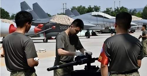 歼-20验证机入驻空军工程大学航空机务士官学校 成地勤实操培训新课堂引关注