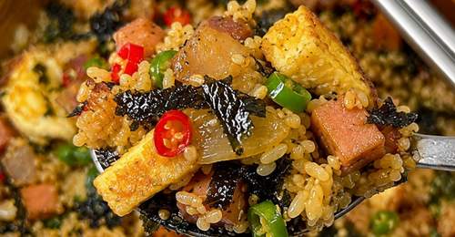 亲手拌一碗料超足的藜麦饭!煎午餐肉的焦香混糖心蛋的柔滑,每口都香到停不下