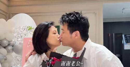 陆毅携女儿举玫瑰蛋糕为鲍蕾庆50岁生日 现场观众见证下夫妻甜蜜相拥送祝福