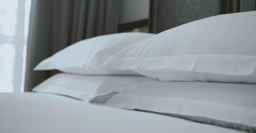 住酒店遇到四个枕头怎么用?不同人不同睡姿也能自己搭舒服姿势