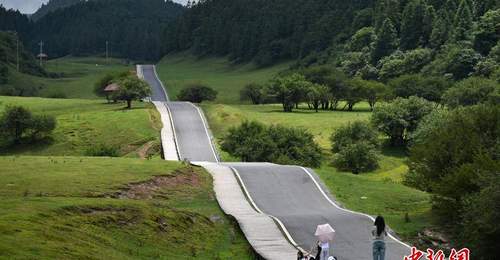 8月5日重庆武隆仙女山波浪公路引游人打卡 置身苍翠山野体验起伏漫步的独特乐趣