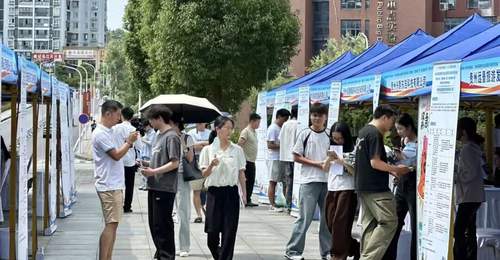 贵阳贵安2026年高校毕业生留筑系列活动暨“宏志助航计划”贵州大学专场双选会举行