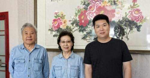 她是著名歌唱家,与著名大导演离婚,带儿子嫁高官,如今定居北京