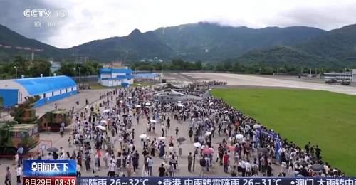 飞行表演、装备展示,驻港部队军营开放活动体验升级