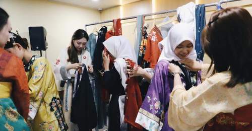 一袭华服何以“圈粉”千岛之国