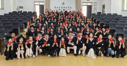 连续十一年毕业典礼送字典 | “带一本《新华字典》走上讲台”活动在陕西西安举行