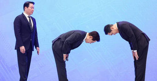 韩国总统向财阀90度鞠躬,甚至“原本想行跪拜大礼”