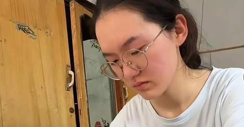 高考699分女孩报清华却被网暴,到底是谁在替她“不配”?