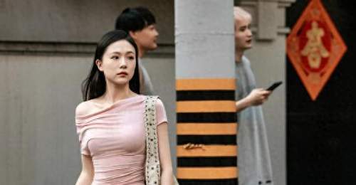 被上海街拍惊艳到!满大街都是“上窄下宽”的打扮,洋气显瘦极了