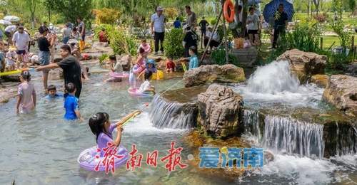 山东济南:泉畔戏水享清凉