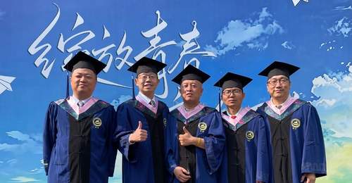 46岁父亲硕士毕业,女儿:父亲很爱学习,未来如果读博家人会支持