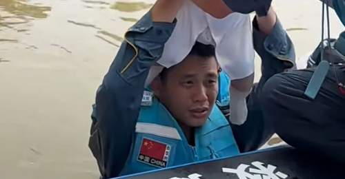 “担心水中有细菌,所以将婴儿举过头顶”