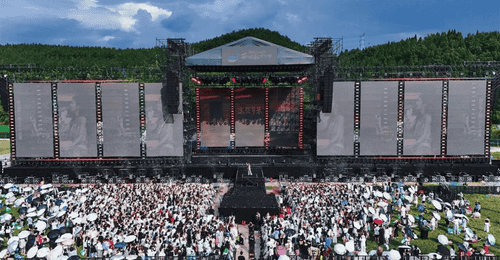 蓝鲸音乐嘉年华首日嗨翻全城!超万名乐迷点亮旌城夏夜