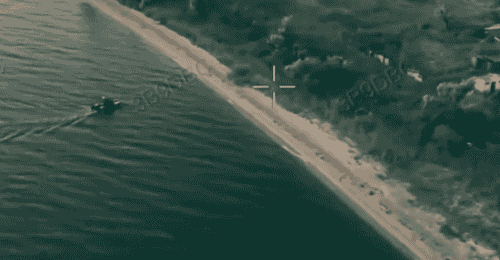 乌军公布视频:无人艇抢滩登陆成功,机器人自主下船登上俄控海岸