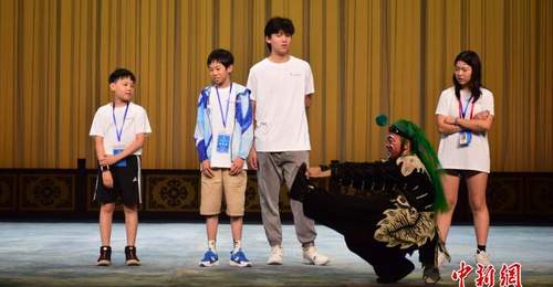 海外校友子女湖北体验京剧魅力