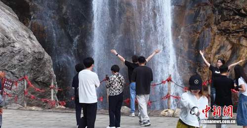 盛夏秦岭绿意葱茏 游人入山享清凉