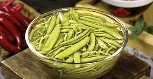 夏日食莼菜解暑热、护肠胃，但两类人群食用需谨慎