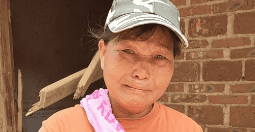 广西横州受灾产妇带着出生不到40天的新生儿和两岁多的大宝光脚逃生,南宁一月子中心免费收留照顾:先帮她度过难熬时期
