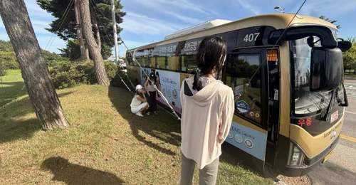 韩国失控大巴救援记:中国游客出手获赞,两名95后来自广东