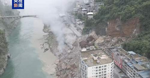 重庆彭水乌江边突发山体滑坡,有民房受损人员被埋,医院已接到伤者,救援正在进行中