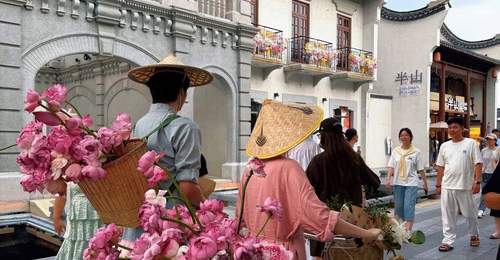 解锁江南消夏新玩法,惠山古镇全新荷花主题市集开街