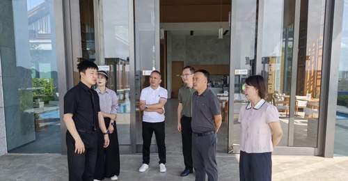 州政协调研组赴龙里县考察旅居产业发展情况