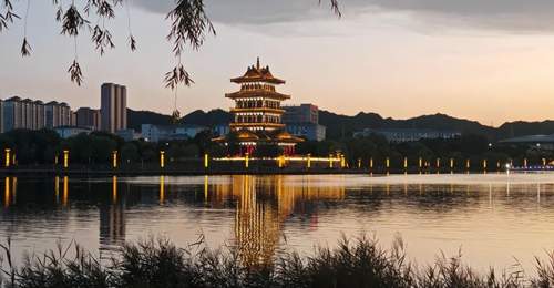 铜城夏夜:烟火与时尚交织的惬意时光