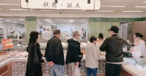 工作日午后的上海杏花楼福州路总店 各种糯叽叽糕点引得食客纷至沓来