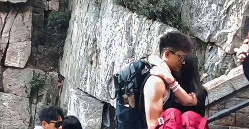 爬泰山找陪爬要当心 牵手公主抱竟明码标价 这些风险你得知道
