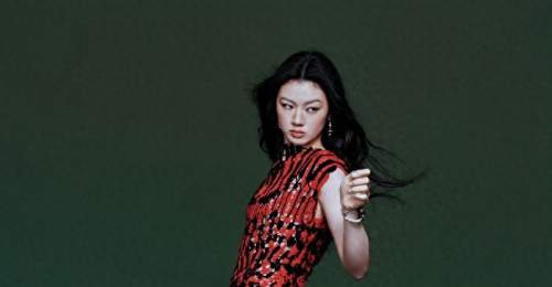单依纯上海巡演完美落幕 两套CHANEL2026秋冬成衣掀观众热议 红黑vs鎏金你选哪款造型?