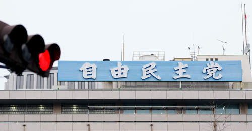 熊本地震后 自民党福冈县议员团筹款派对仍邀艺人助兴引民众不满