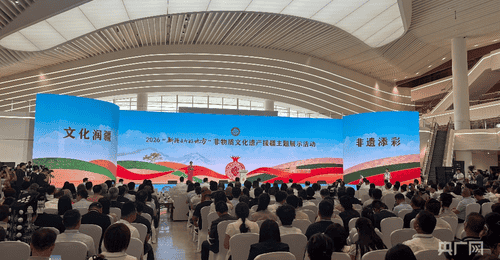 宁疆非遗亮相天山脚 市民围观尝鲜还能亲手玩