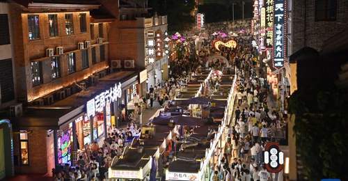 暑期逛南宁夜市 多元夜活动带火夏日消费热潮