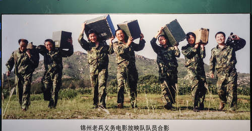百余场红影点亮锦州苹果树下 老兵放映队邀观众共忆长征岁月