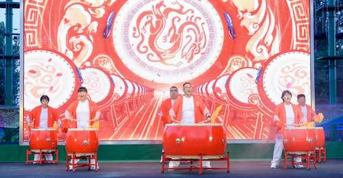 2026全国“四季村晚”示范展示点走进乡村 观众互动齐唱《我和我的祖国》嗨翻现场