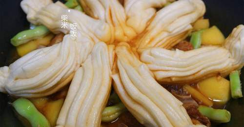 夏天下厨的快乐是什么？来试试一锅出的排骨豆角土豆焖花卷，新手也能轻松做