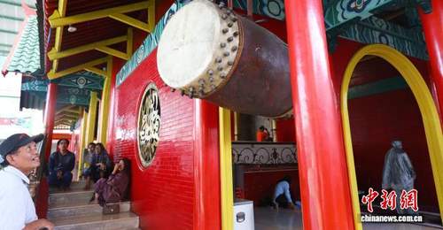 午后走进印尼泗水郑和清真寺 参与感受多元文明交融的独特氛围