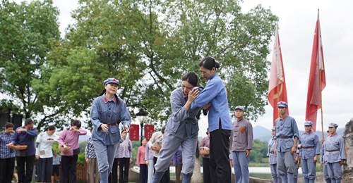 江西于都东门渡口《告别》情景剧再演 300余志愿者与专业演员还原长征送别动人场景邀观众沉浸式体验
