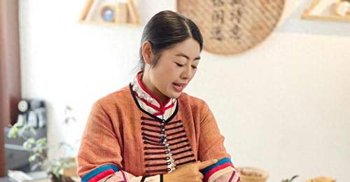 云南施甸:跟着非遗传承人学刺绣,留守妇女绣出红火好日子