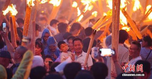 游客齐聚云南石林 亲身参与火把节共赴千年狂欢夜