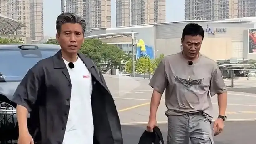 无锡剧院偶遇2位影帝,58岁胡军比李乃文高半头,硬汉气质出众!
