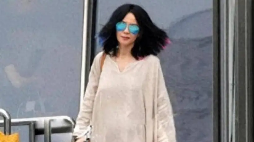 王菲高级感无敌了,连穿“麻布裙”都这么有国际范,越佛系越时髦
