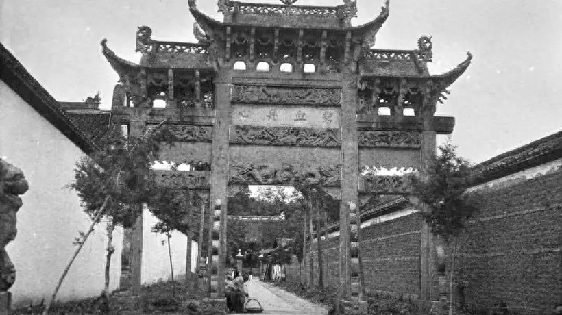 百年前杭州:雷峰塔摇摇欲坠,岳飞墓地完好,秦桧跪像加装了栅栏