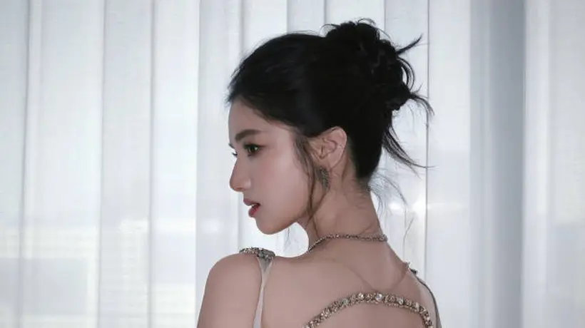 张婧仪晒日常照美丽大方 身穿露背礼裙身材窈窕