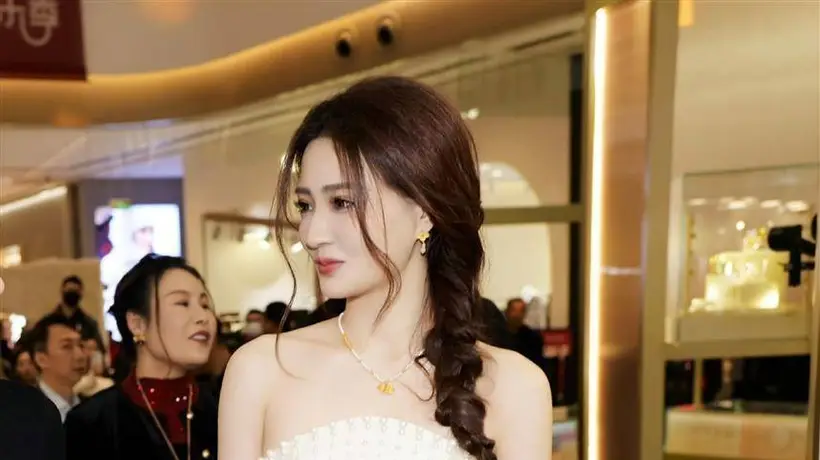徐璐米白抹胸珍珠长裙惊艳出圈!柔美又温婉,清冷高雅直接封神!